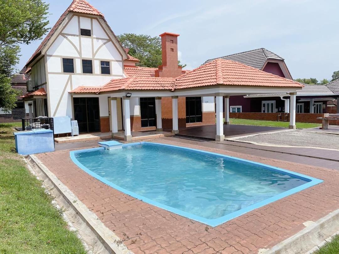 Villa With Private Swimming Pool Malacca Extérieur photo