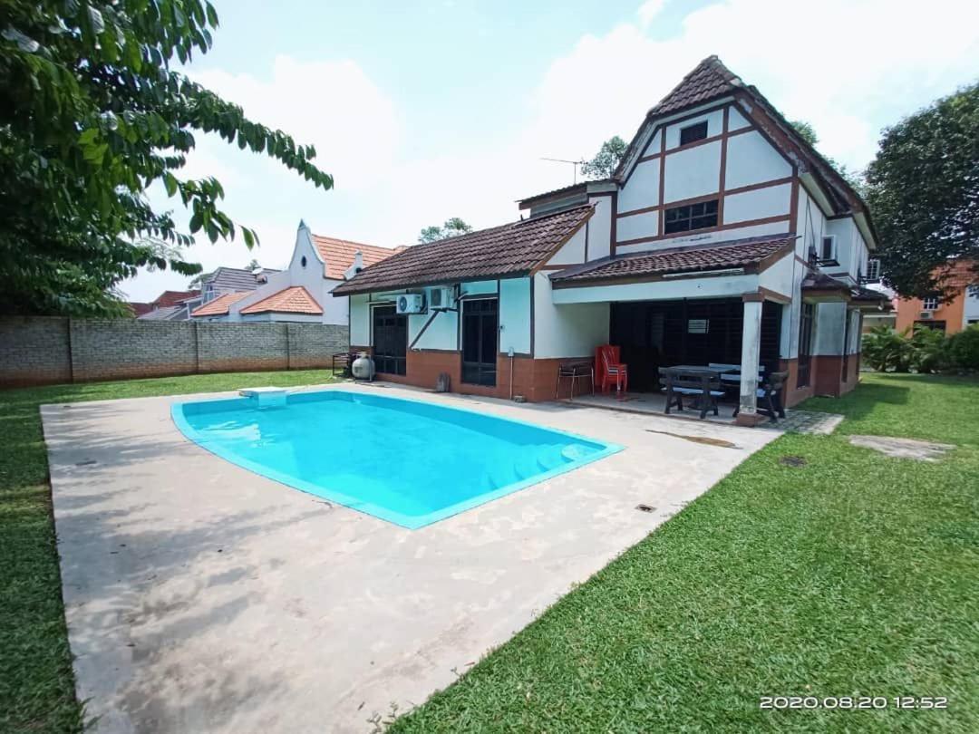 Villa With Private Swimming Pool Malacca Extérieur photo